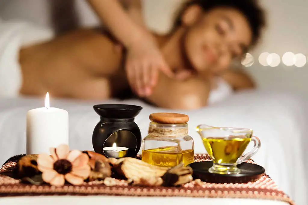 Aroma Massage mit duftenden Kerzen und Ölen