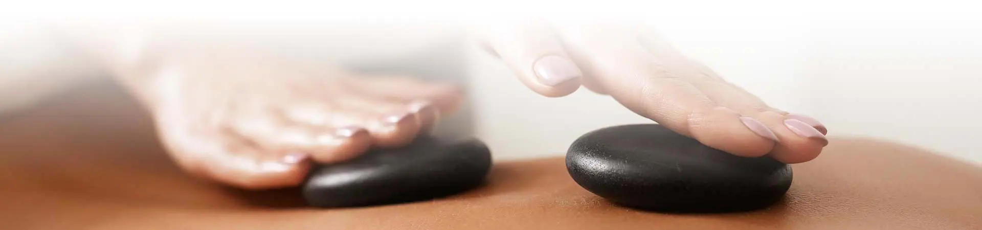 Hot Stone Massage - Massage mit heißen, dunklen Steinen